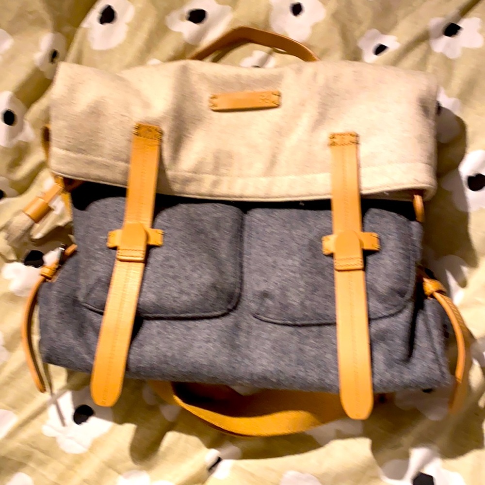 EUC like new Petra Messenger Bag. Where business meets savvy. Eco savvy! - Picture 11 of 11